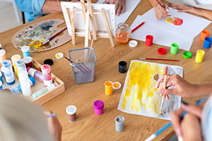 Fotografía del taller de arte en el Colegio Oliverio Cromwell
