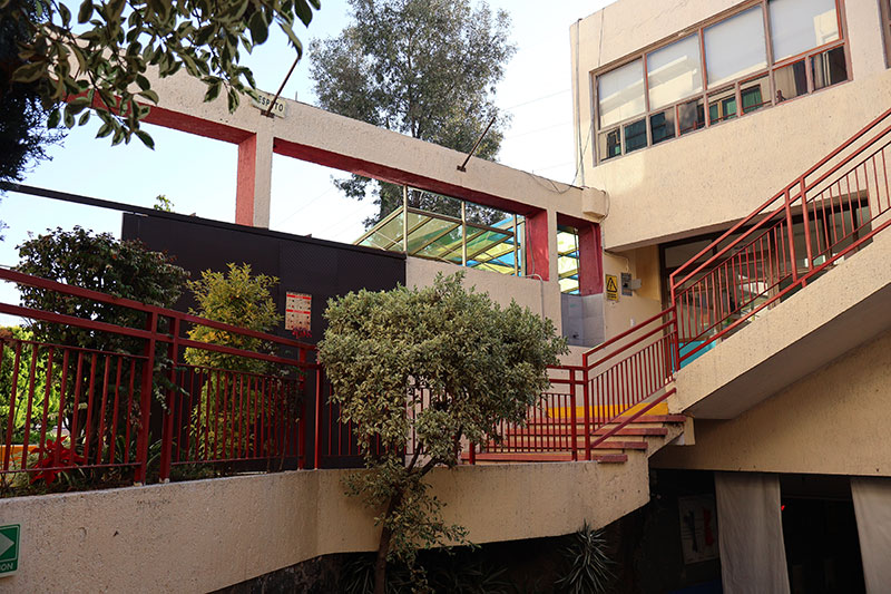 Fotografía instalaciones interiores de plantel Aztecas del Colegio Oliverio Cromwell