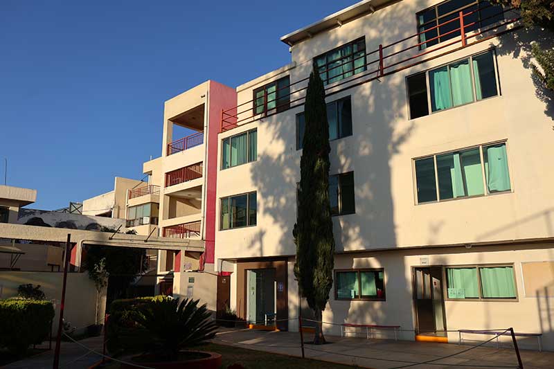 Fotografía de edificio de bachillerato del plantel Aztecas del Colegio Oliverio Cromwell