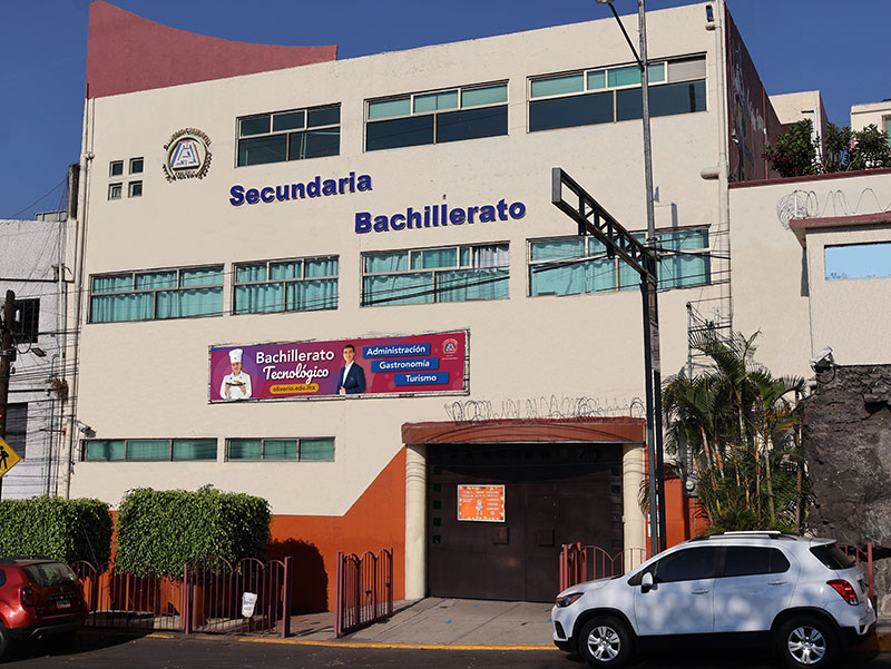 Fotografía fachada plantel Aztecas del Colegio Oliverio Cromwell 