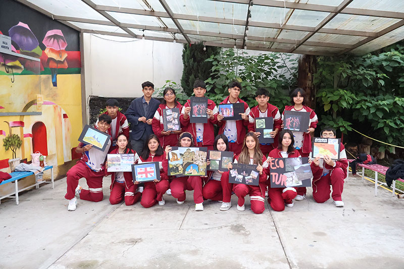 Fotografía de estudiantes de bachillerato del Colegio Oliverio Cromwell mostrando una exposición de turismo