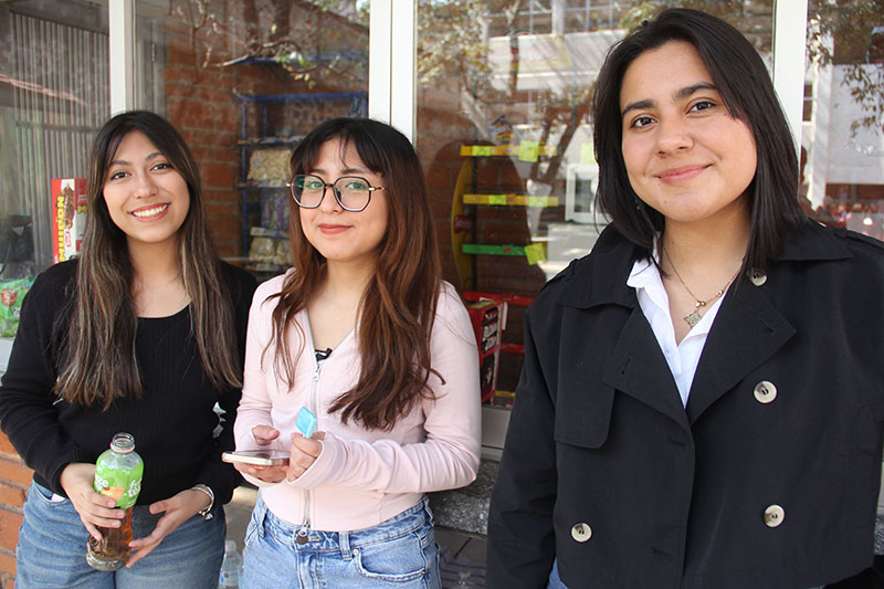 Fotografía de estudiantes de bachillerato del Colegio Oliverio Cromwell en la cafetería