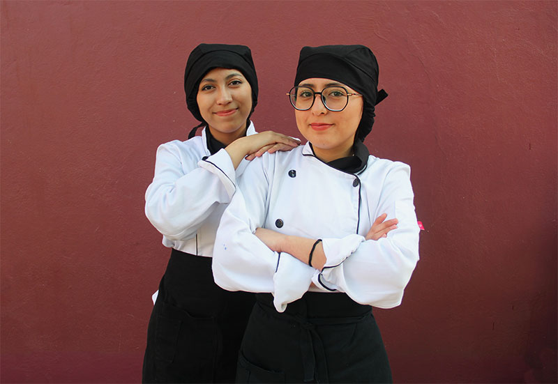 Fotografía de estudiantes de bachillerato del Colegio Oliverio Cromwell de la especialidad de Gastronomía