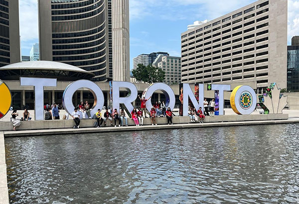 Fotografía de estudiantes del Colegio Oliverio Cromwell en viaje escolar a Canadá