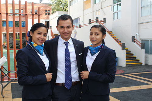 Fotografía de alumnos de bachillerato de la especialidad de Administración en el Colegio Oliverio Cromwell