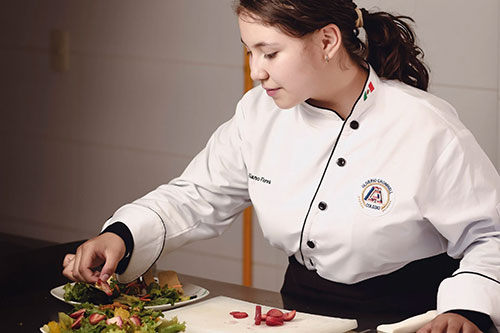 Fotografía de alumnos de bachillerato de la especialidad de Gastronomía en el Colegio Oliverio Cromwell