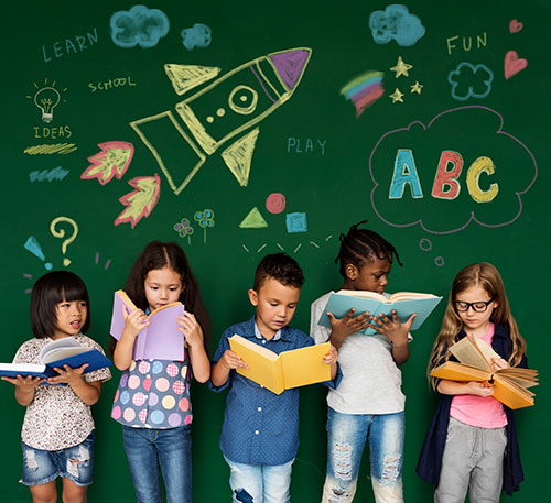 Fotografía de niños leyendo y aprendiendo juntos