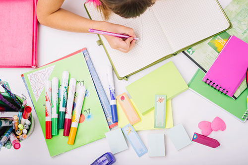 Fotografía de niña aplicando consejos para estudiar de forma exitosa