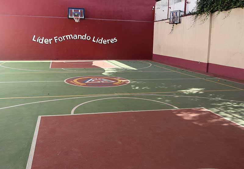Fotografía de cancha deportiva del Plantel Coyoacán Niveles Preescolar y Primaria del Colegio Oliverio Cromwell