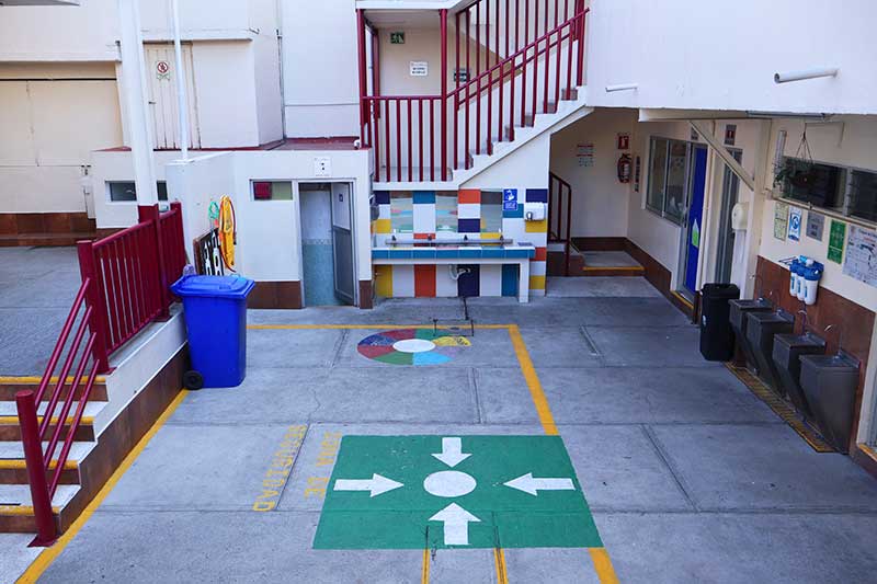 Fotografía de patio, baños y bebederos del Plantel Coyoacán Nivel Primaria del Colegio Oliverio Cromwell