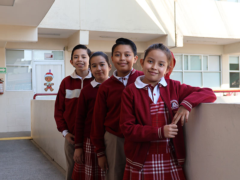 Grupo de estudiantes del Colegio Oliverio Cromwell en las instalaciones del Colegio