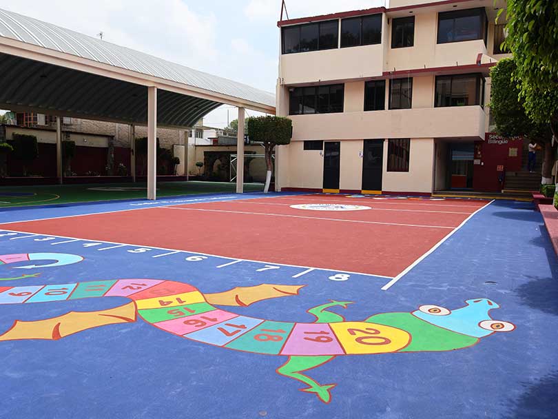 Fotografía de patio interior y edificios del nivel secundaria del plantel Xochimilco del Coelgio Oliverio Cromwell